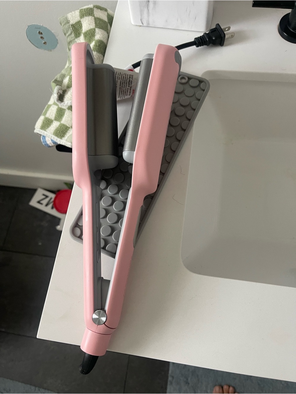 Pink Tymo hair crimper